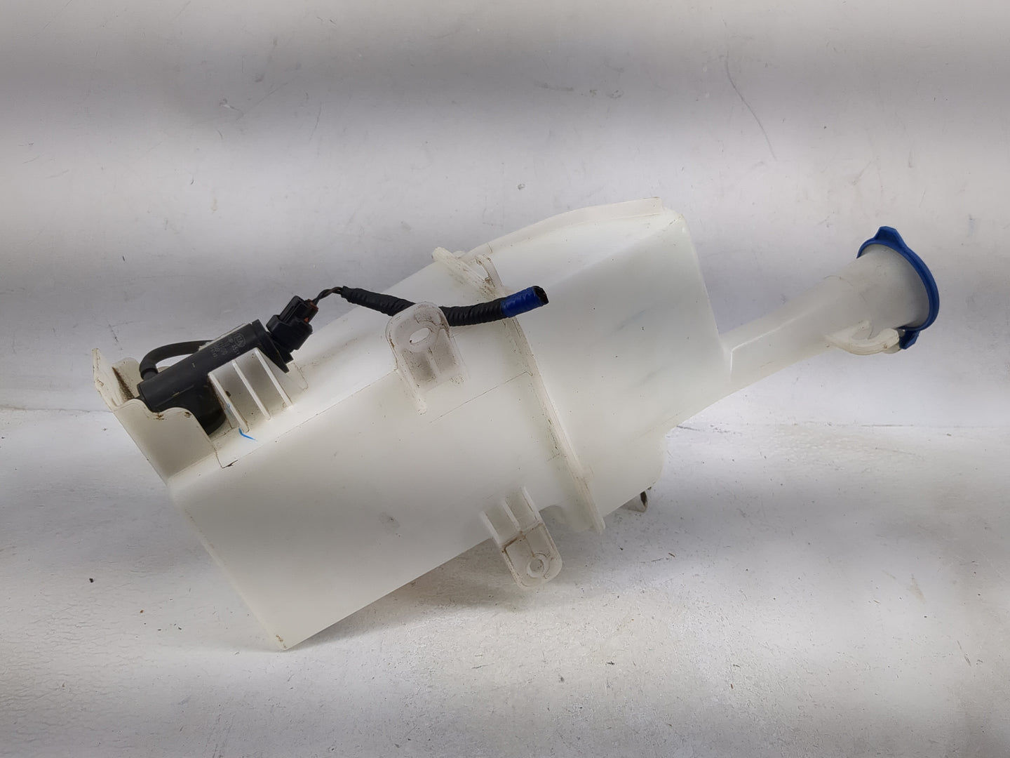 2017-2018 Hyundai Elantra Windshield Washer Fluid Reservoir Bottle 1482436 - Oemusedautoparts1.com