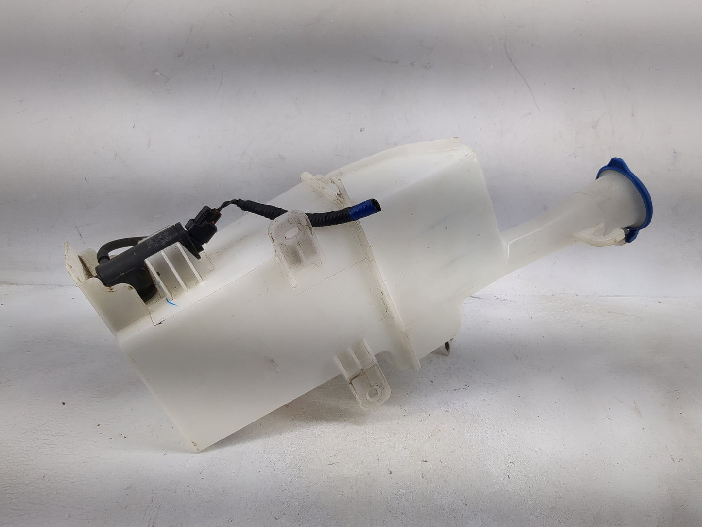 2017-2018 Hyundai Elantra Windshield Washer Fluid Reservoir Bottle 1482436 - Oemusedautoparts1.com