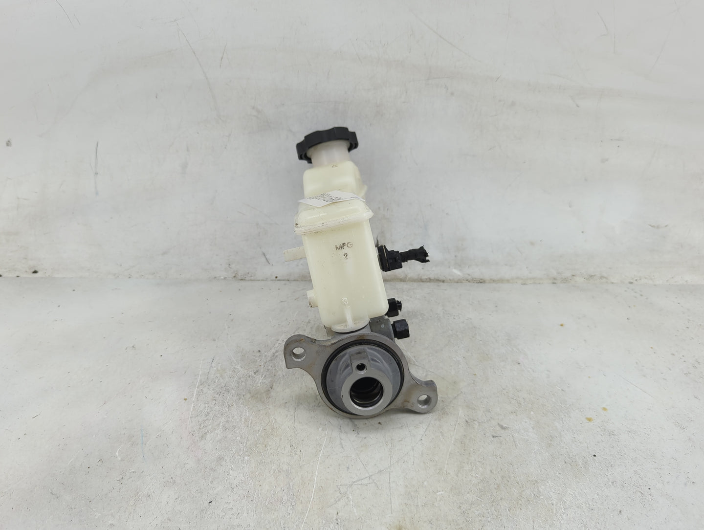 2017-2019 Hyundai Elantra Brake Master Cylinder 1489169 - Oemusedautoparts1.com
