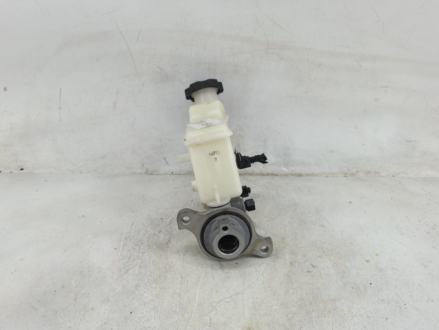 2017-2019 Hyundai Elantra Brake Master Cylinder 1489169 - Oemusedautoparts1.com