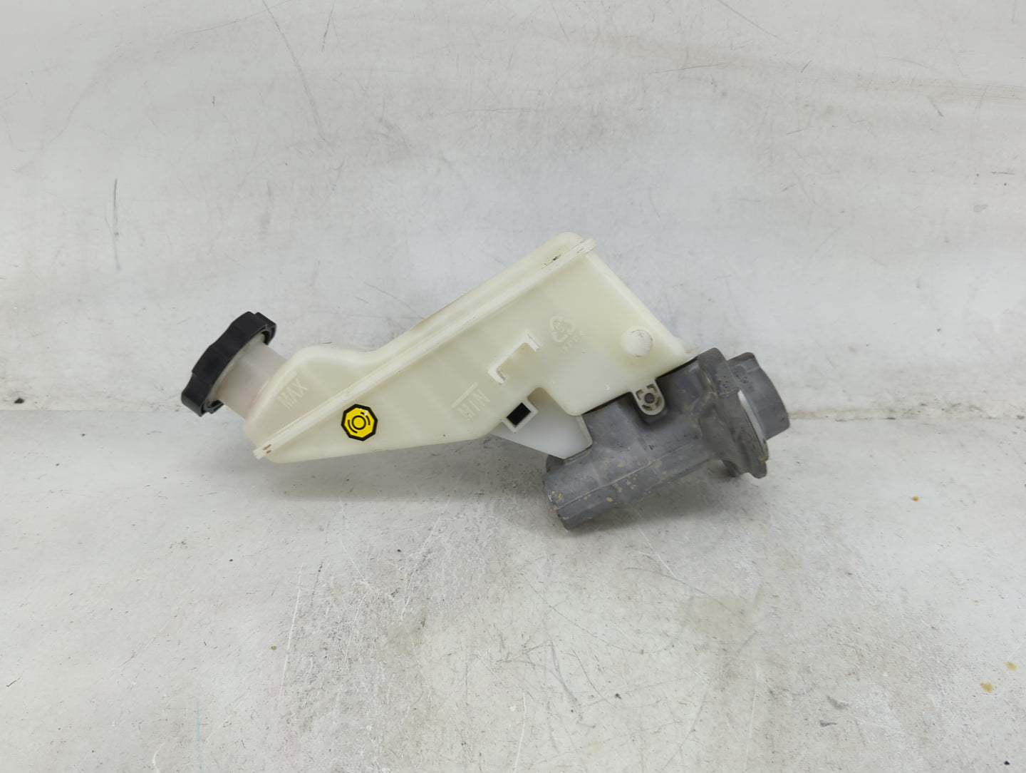 2017-2019 Hyundai Elantra Brake Master Cylinder 1489169 - Oemusedautoparts1.com