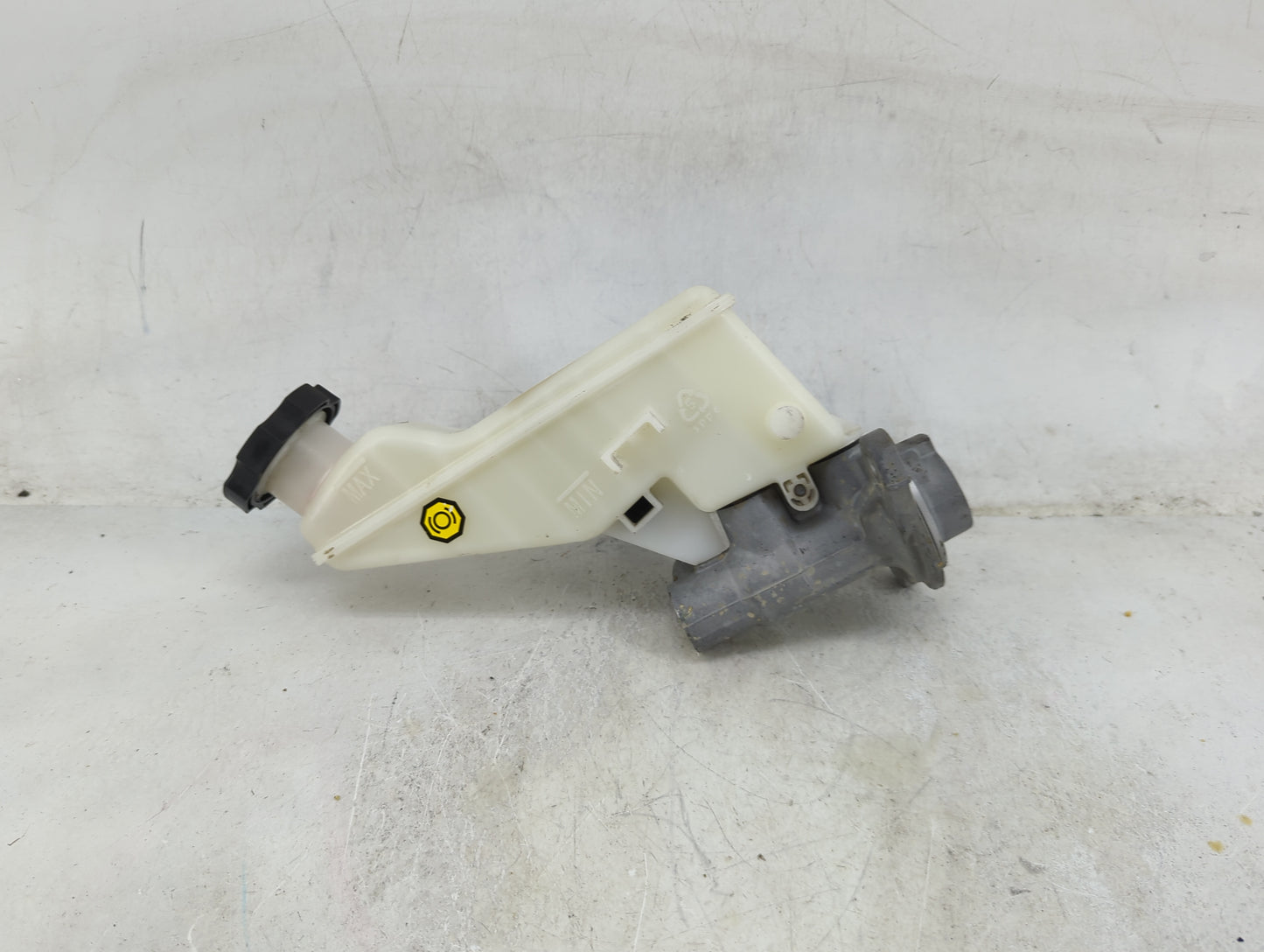 2017-2019 Hyundai Elantra Brake Master Cylinder 1489169 - Oemusedautoparts1.com