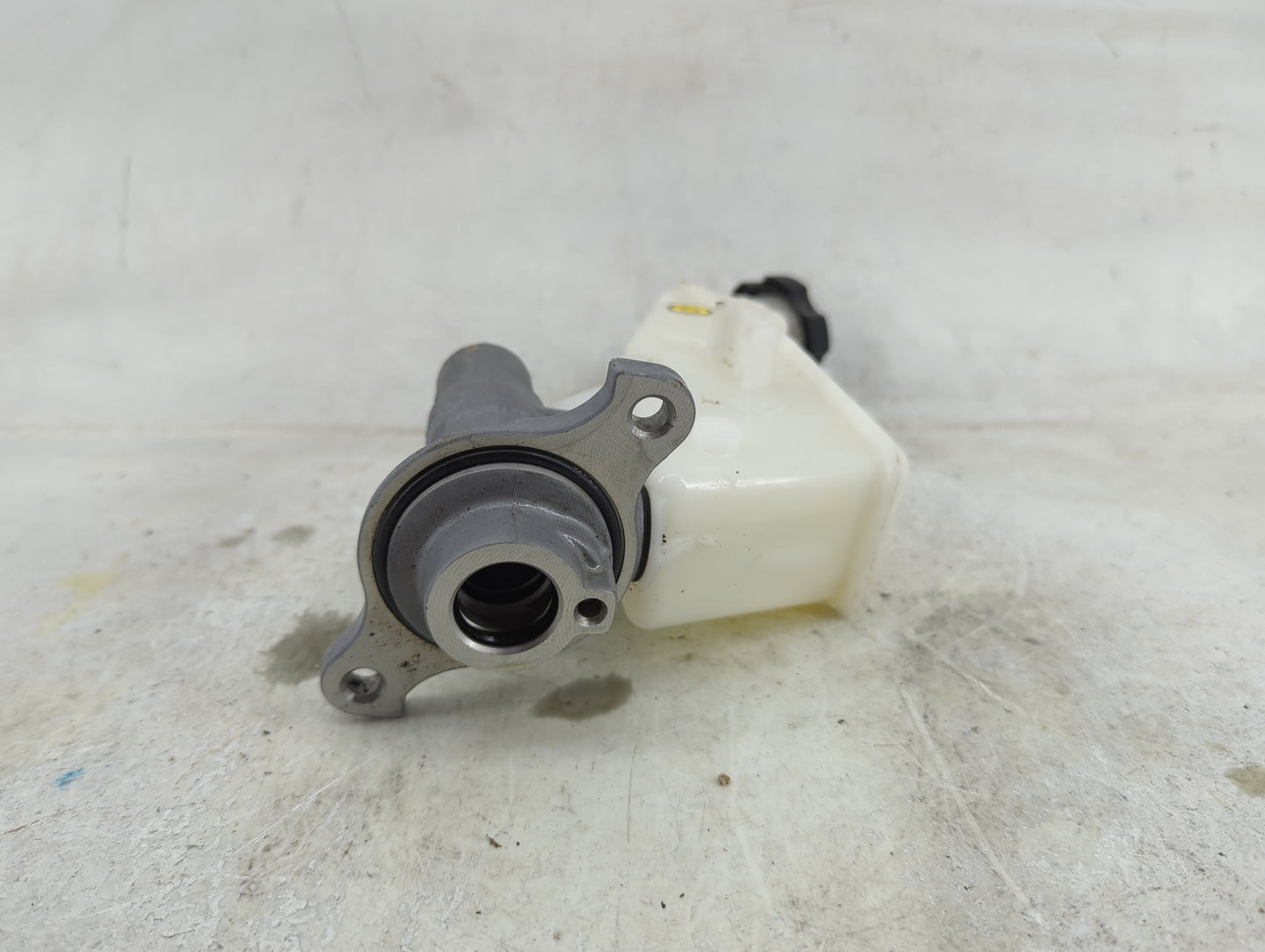2017-2019 Hyundai Elantra Brake Master Cylinder 1490873 - Oemusedautoparts1.com