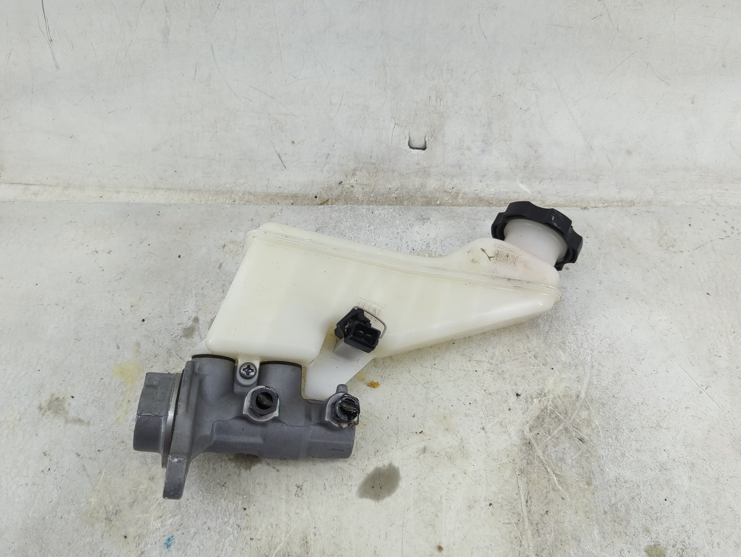 2017-2019 Hyundai Elantra Brake Master Cylinder 1490873 - Oemusedautoparts1.com