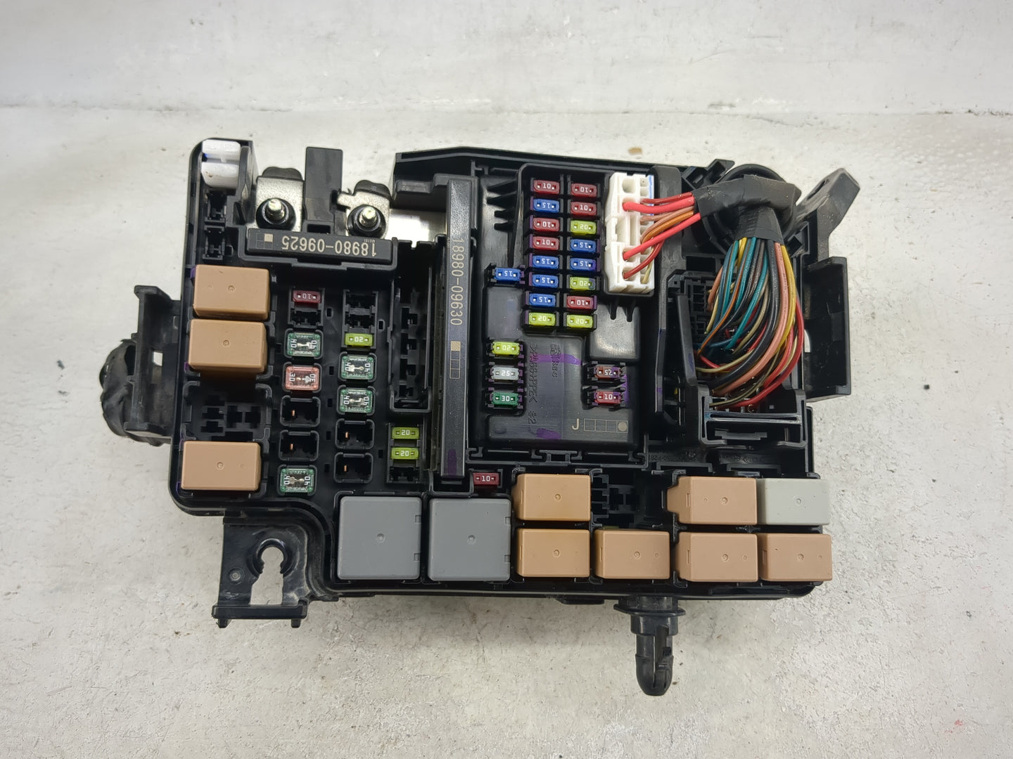 2018 Hyundai Elantra Fusebox Fuse Box Panel Relay Module P/N:18980-09625 18980-09630, 1802270039 Fits OEM Used Auto Parts - 