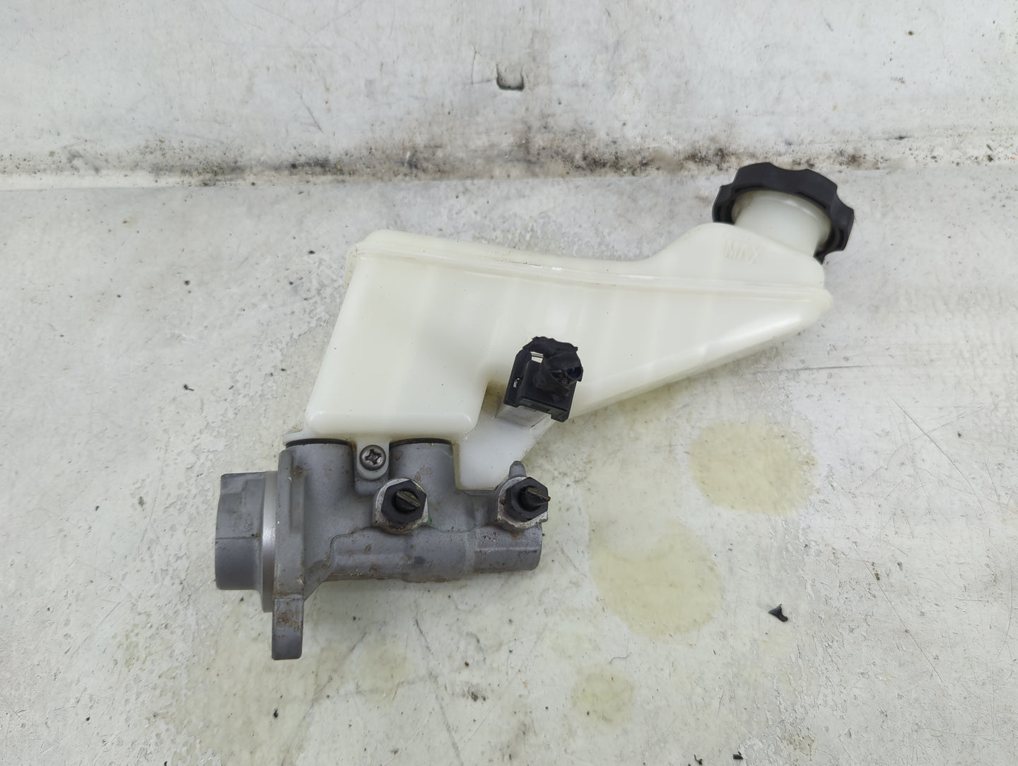 2017-2019 Hyundai Elantra Brake Master Cylinder 1492186 - Oemusedautoparts1.com