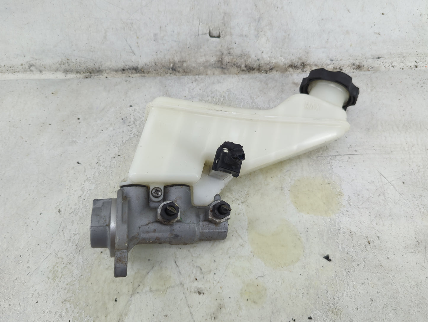 2017-2019 Hyundai Elantra Brake Master Cylinder 1492186 - Oemusedautoparts1.com