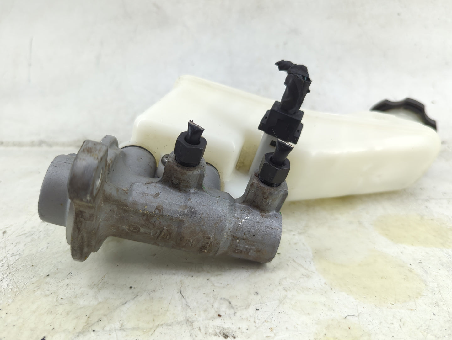 2017-2019 Hyundai Elantra Brake Master Cylinder 1492186 - Oemusedautoparts1.com