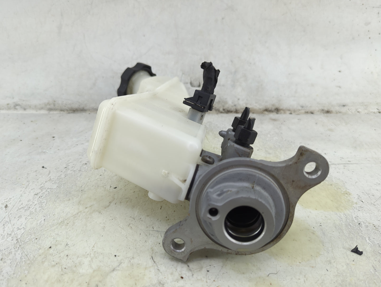 2017-2019 Hyundai Elantra Brake Master Cylinder 1492186 - Oemusedautoparts1.com
