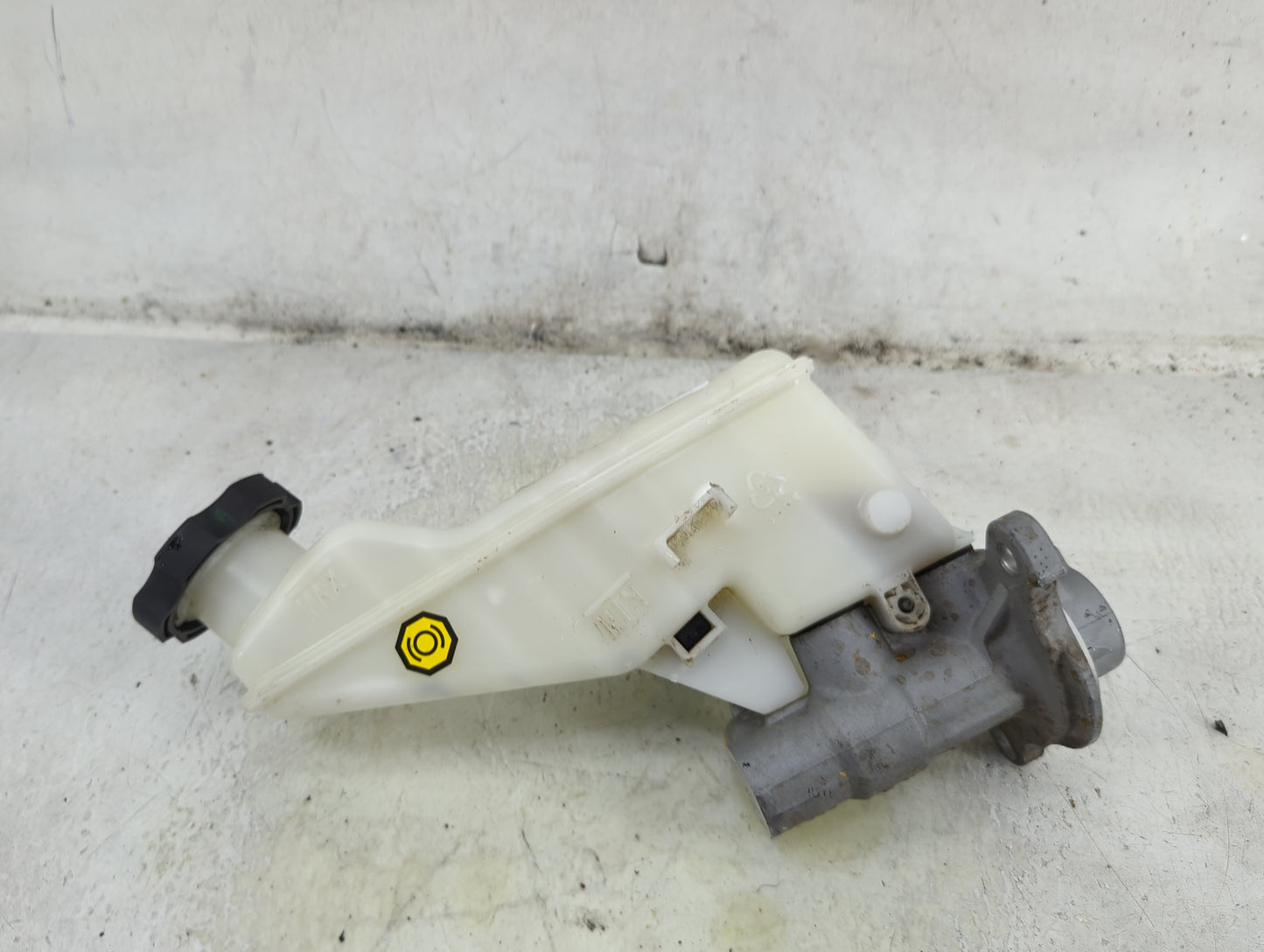 2017-2019 Hyundai Elantra Brake Master Cylinder 1492186 - Oemusedautoparts1.com
