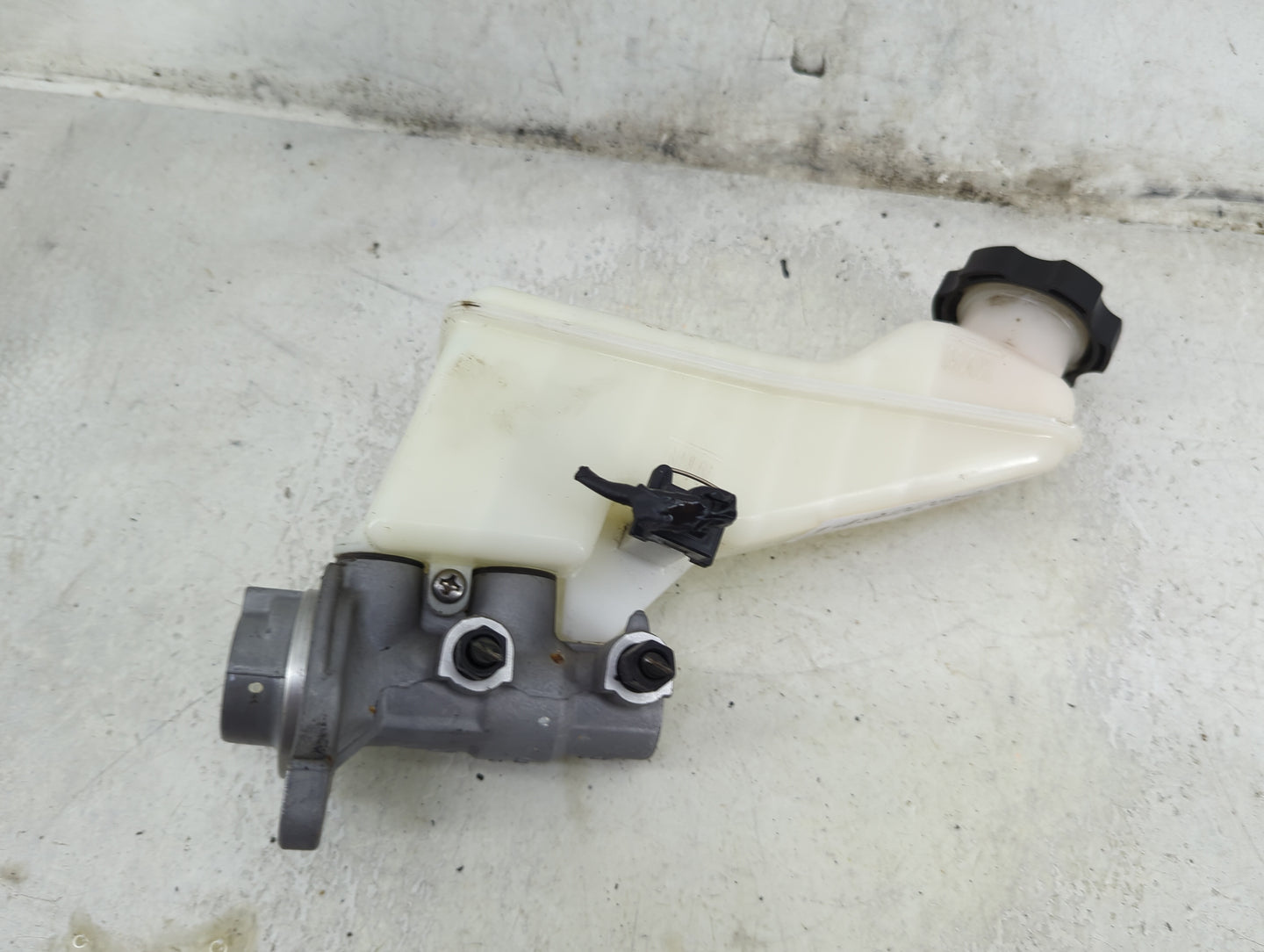 2017-2019 Hyundai Elantra Brake Master Cylinder 1492289 - Oemusedautoparts1.com
