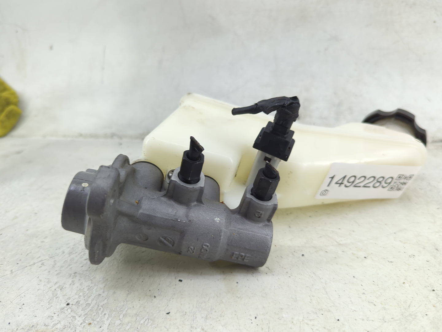 2017-2019 Hyundai Elantra Brake Master Cylinder 1492289 - Oemusedautoparts1.com