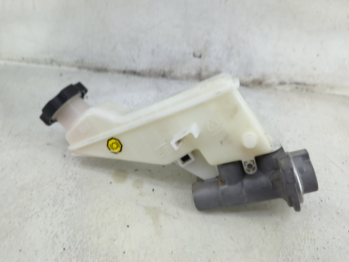 2017-2019 Hyundai Elantra Brake Master Cylinder 1492289 - Oemusedautoparts1.com