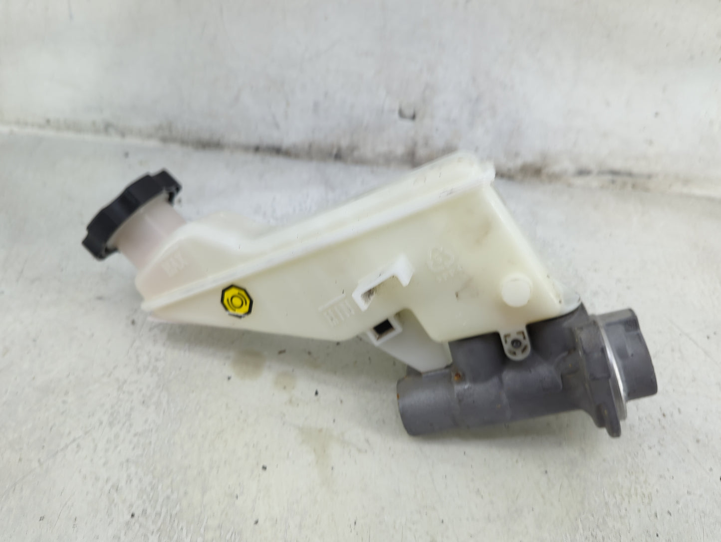 2017-2019 Hyundai Elantra Brake Master Cylinder 1492289 - Oemusedautoparts1.com