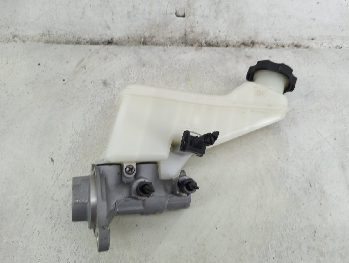 2017-2019 Hyundai Elantra Brake Master Cylinder 1492346 - Oemusedautoparts1.com