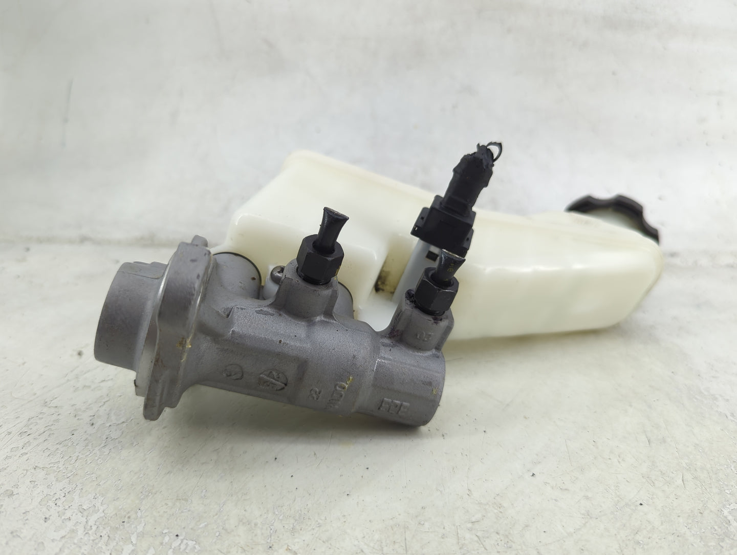 2017-2019 Hyundai Elantra Brake Master Cylinder 1492346 - Oemusedautoparts1.com
