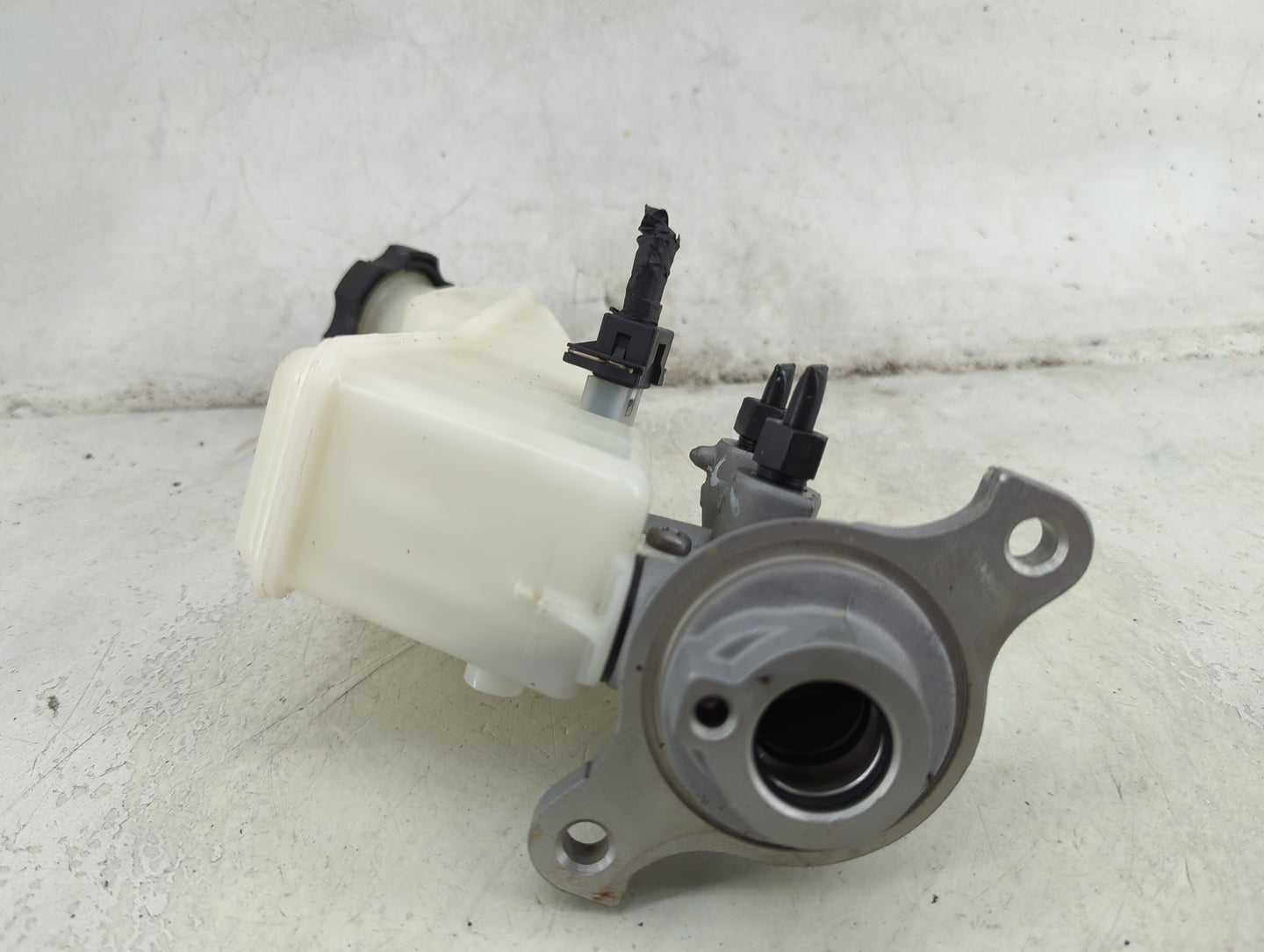 2017-2019 Hyundai Elantra Brake Master Cylinder 1492346 - Oemusedautoparts1.com