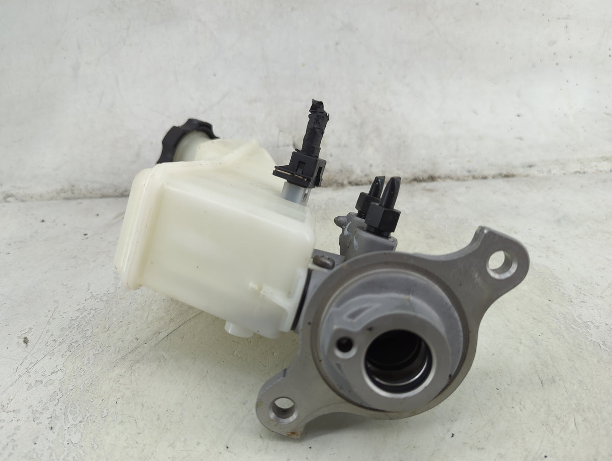 2017-2019 Hyundai Elantra Brake Master Cylinder 1492346 - Oemusedautoparts1.com