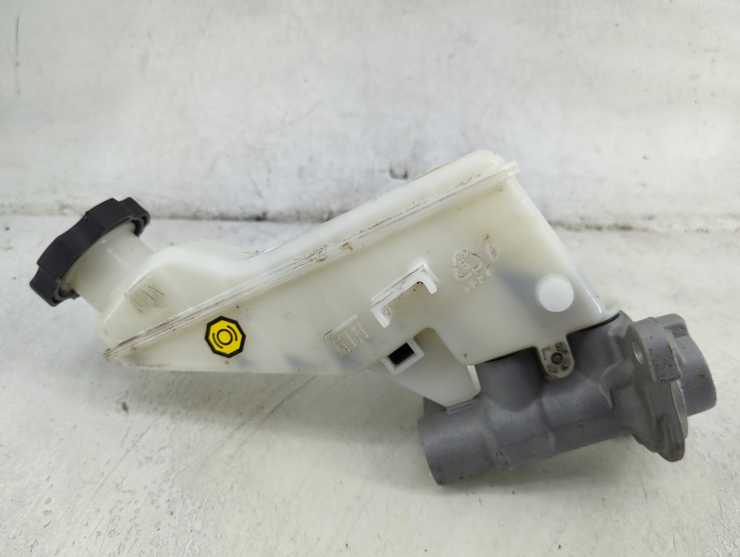 2017-2019 Hyundai Elantra Brake Master Cylinder 1492346 - Oemusedautoparts1.com