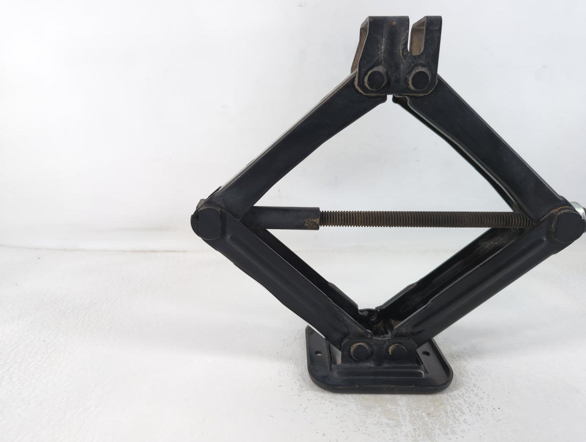 2018 Hyundai Elantra Spare Scissor Car Jack 748747 - Oemusedautoparts1.com