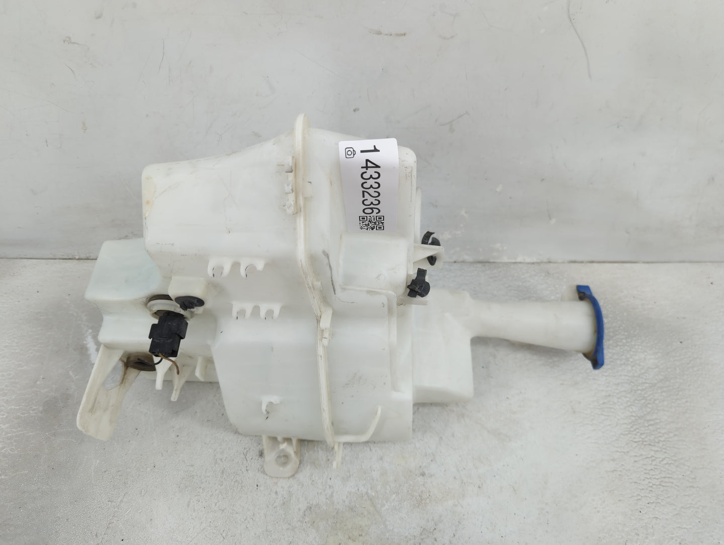 2018 Hyundai Elantra Gt Windshield Washer Fluid Reservoir Bottle Oem - Oemusedautoparts1.com