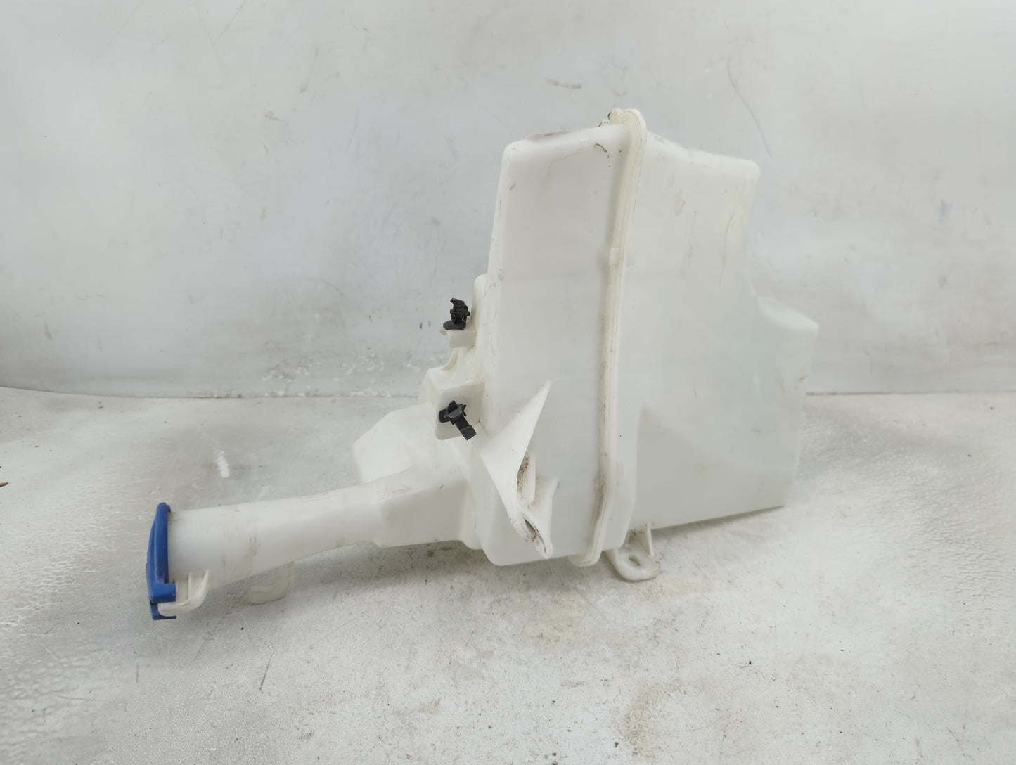 2018 Hyundai Elantra Gt Windshield Washer Fluid Reservoir Bottle Oem - Oemusedautoparts1.com