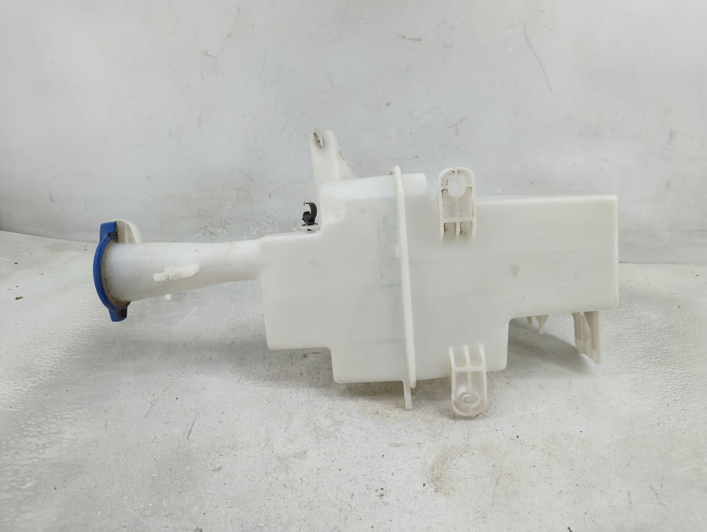 2018 Hyundai Elantra Gt Windshield Washer Fluid Reservoir Bottle Oem - Oemusedautoparts1.com