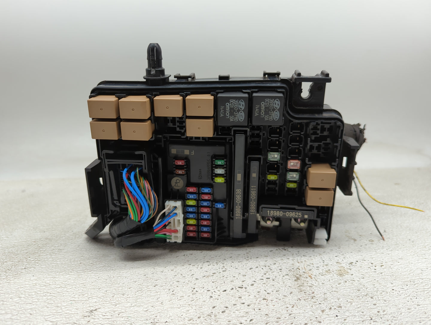 2018-2021 Hyundai Kona Fusebox Fuse Box Panel Relay Module P/N:91227-J9250 Fits Fits 2018 2019 2020 2021 OEM Used Auto Parts