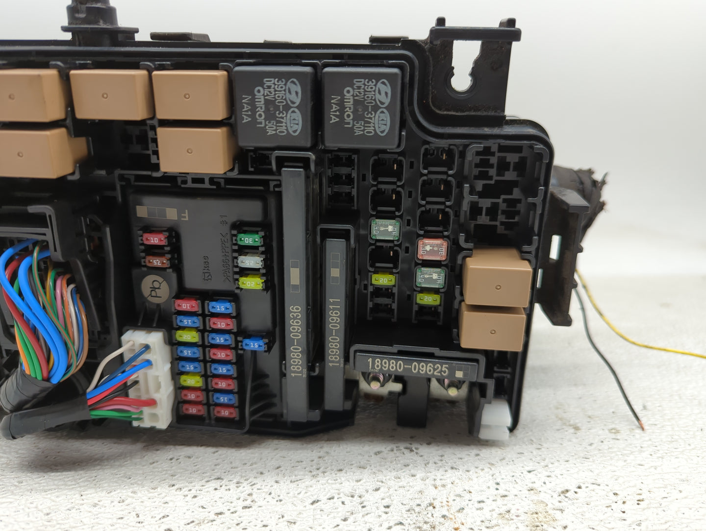 2018-2021 Hyundai Kona Fusebox Fuse Box Panel Relay Module P/N:91227-J9250 Fits Fits 2018 2019 2020 2021 OEM Used Auto Parts