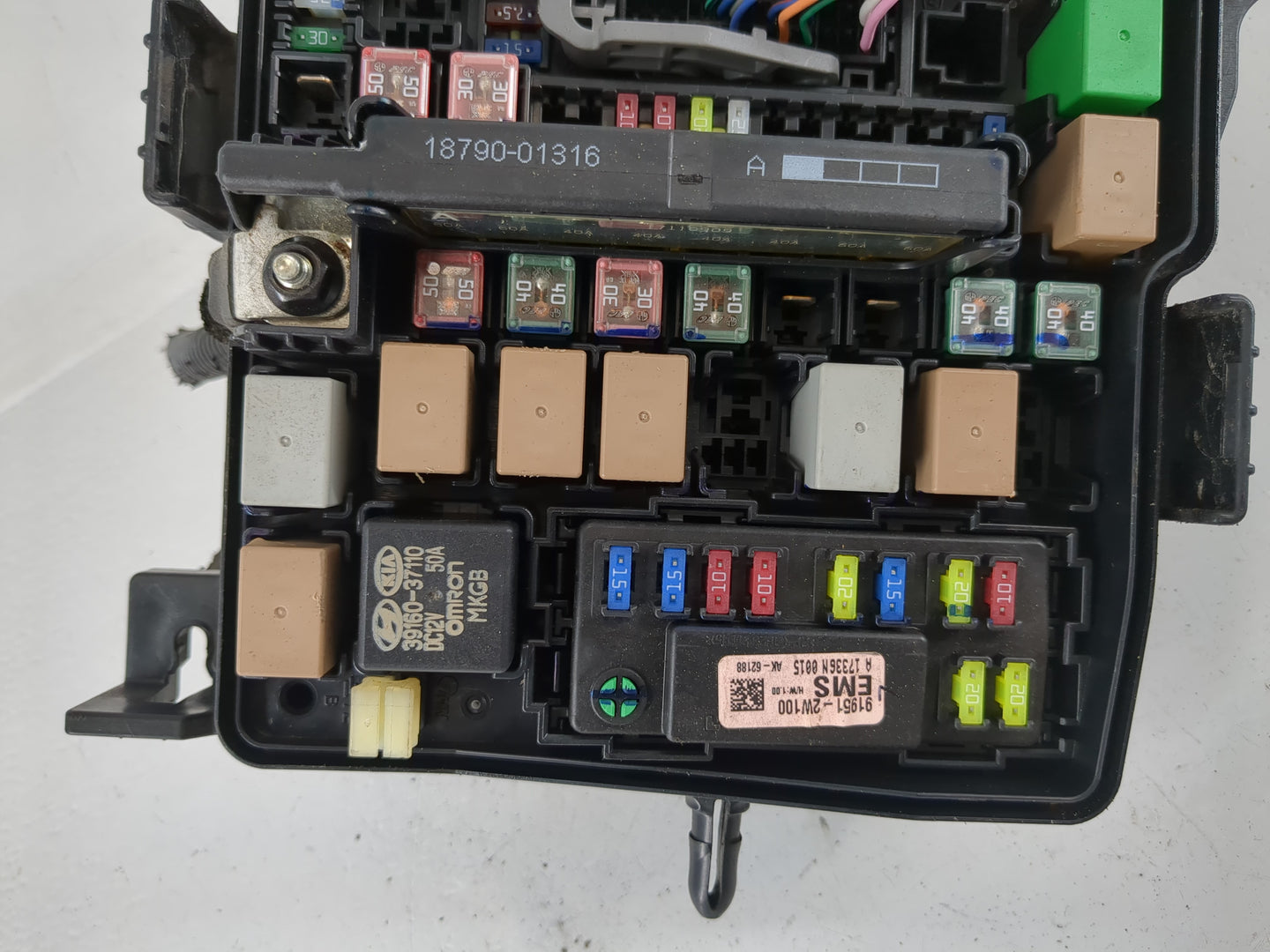 2018 Hyundai Santa Fe Fusebox Fuse Box Panel Relay Module P/N:P68258536AB Fits OEM Used Auto Parts - Oemusedautoparts1.com