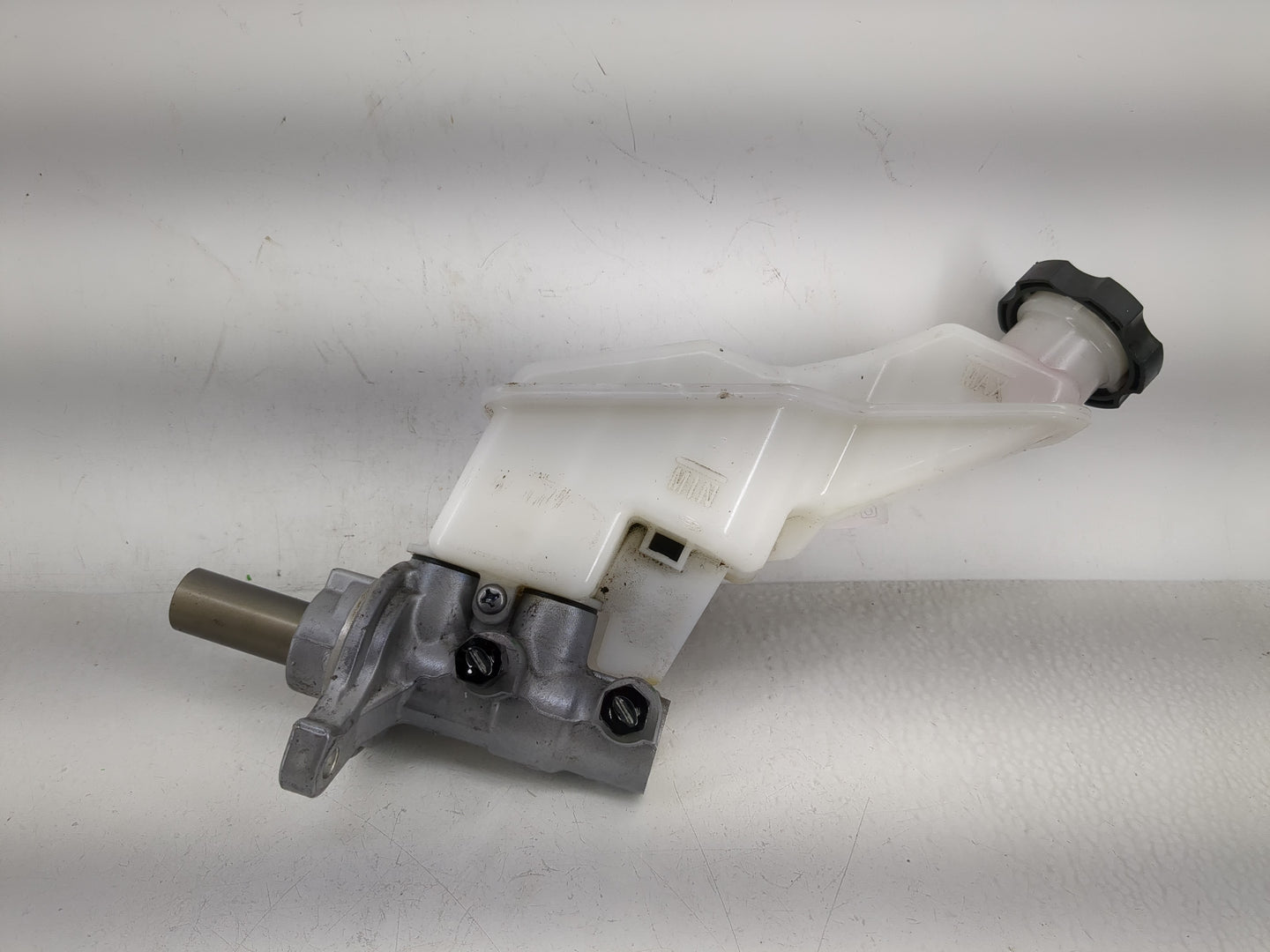 2013-2019 Hyundai Santa Fe Brake Master Cylinder - Oemusedautoparts1.com