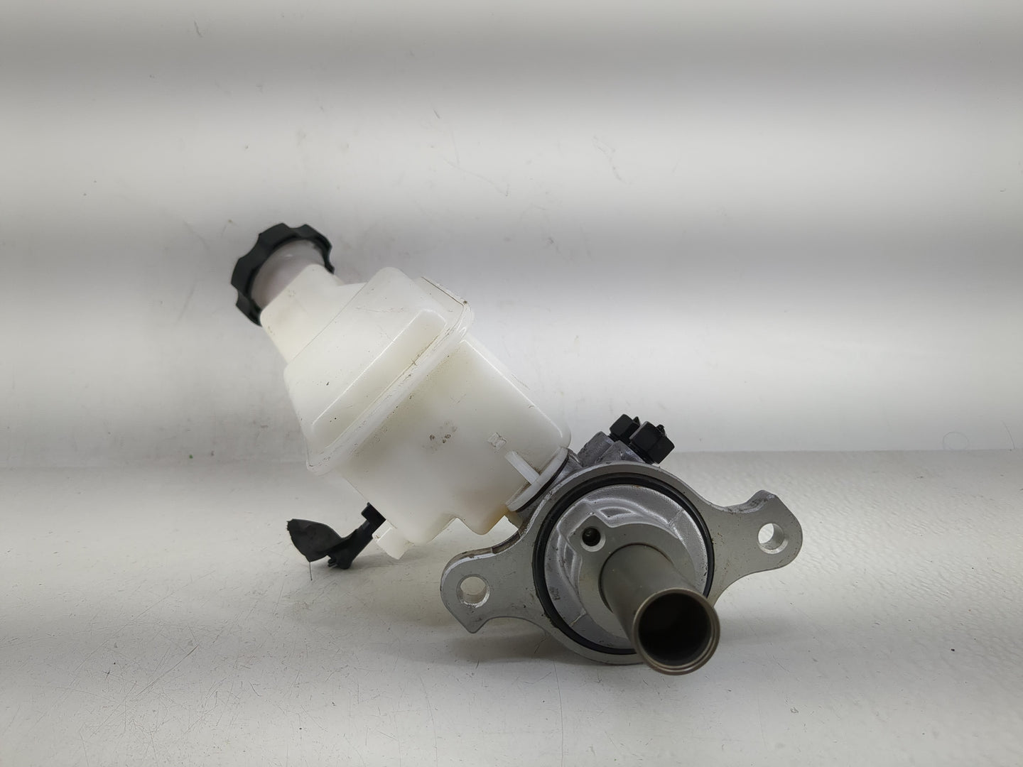 2013-2019 Hyundai Santa Fe Brake Master Cylinder - Oemusedautoparts1.com