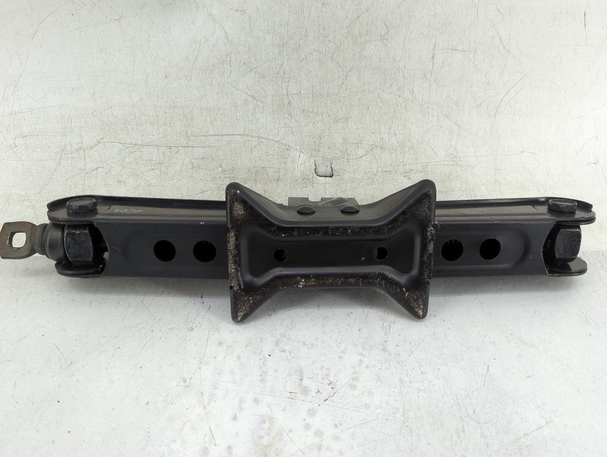 2018 Hyundai Santa Fe Spare Scissor Car Jack 1415207 - Oemusedautoparts1.com