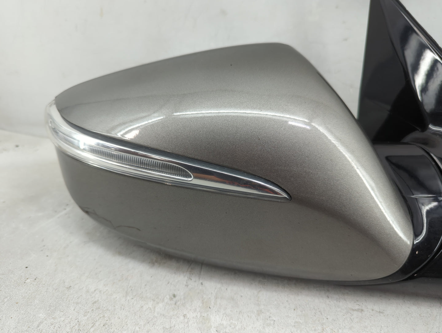 2017-2018 Hyundai Santa Fe Passenger Side View Mirror - Right Door Mirror OEM Used - Oemusedautoparts1.com
