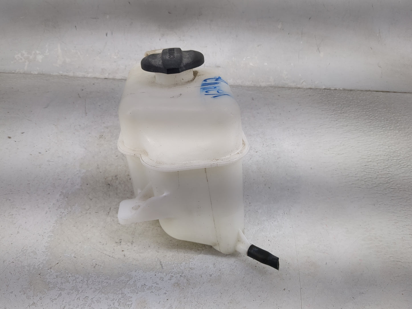 2013 Hyundai Santa Fe Radiator Coolant Overflow Expansion Tank Bottle 1477143 - Oemusedautoparts1.com