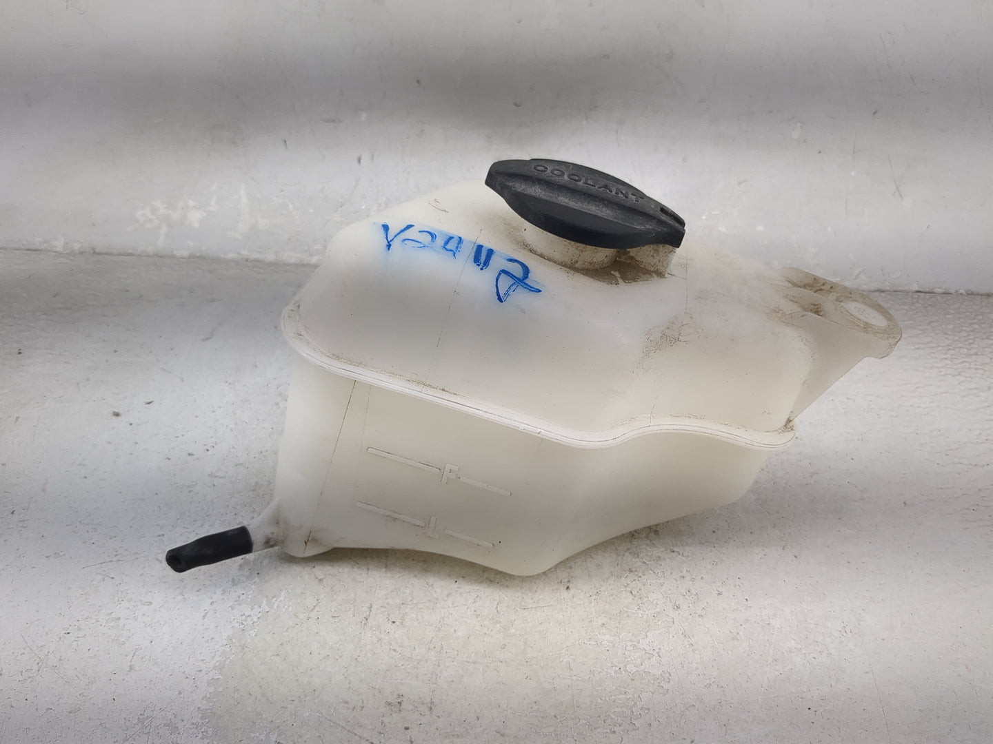 2013 Hyundai Santa Fe Radiator Coolant Overflow Expansion Tank Bottle 1477143 - Oemusedautoparts1.com