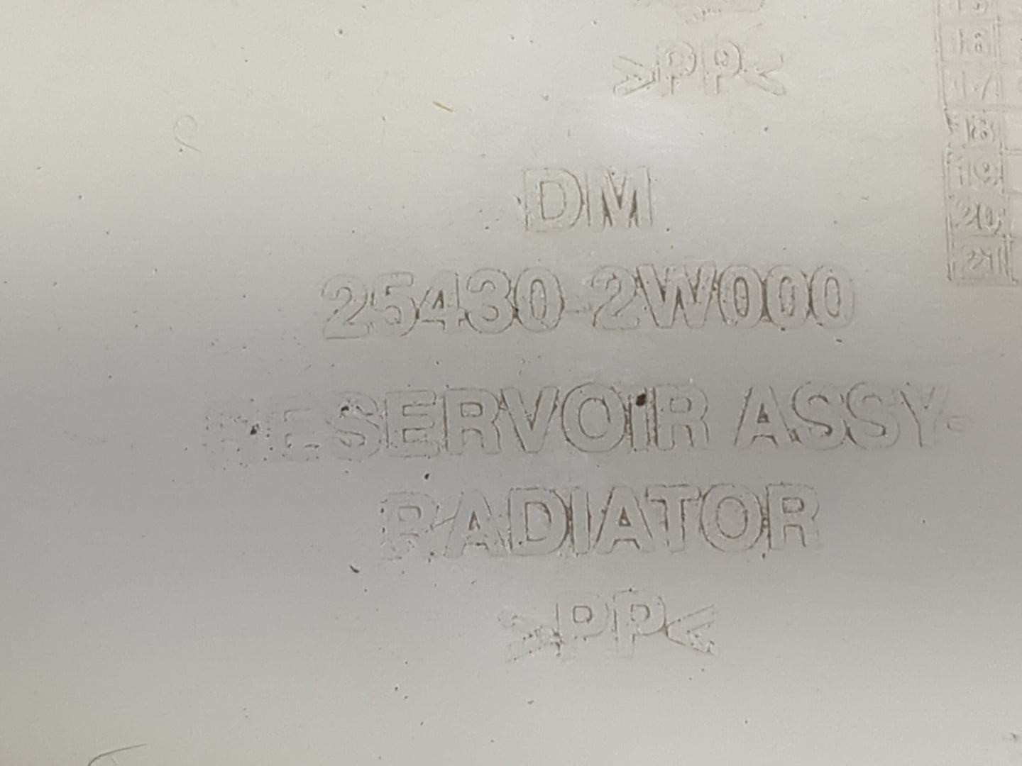 2013 Hyundai Santa Fe Radiator Coolant Overflow Expansion Tank Bottle 1477143 - Oemusedautoparts1.com
