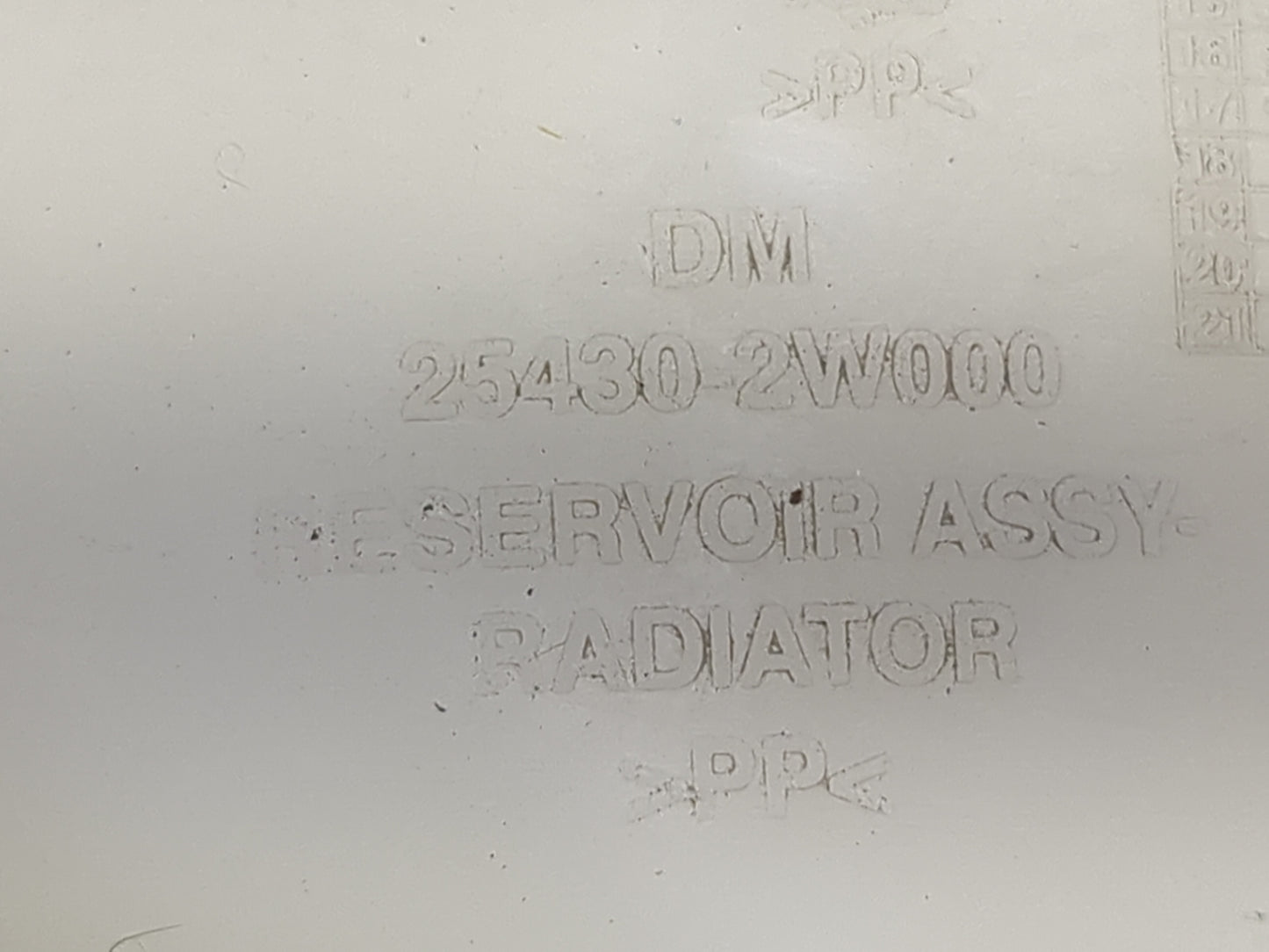 2013 Hyundai Santa Fe Radiator Coolant Overflow Expansion Tank Bottle 1477143 - Oemusedautoparts1.com