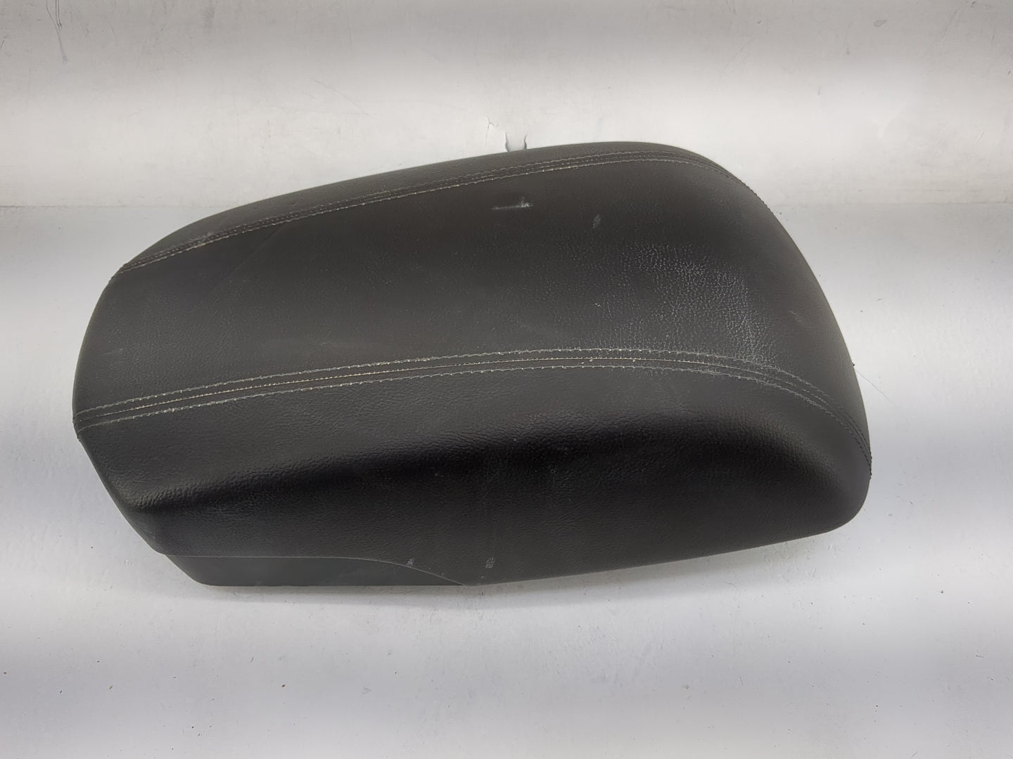 2018 Hyundai Santa Fe Center Console Armrest Cover Lid P/N:52960-B82 Fits OEM Used Auto Parts - Oemusedautoparts1.com