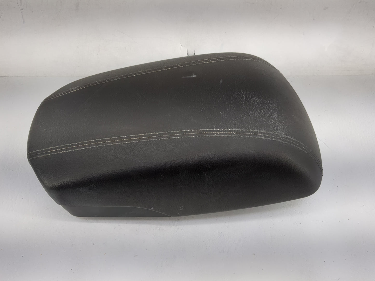 2018 Hyundai Santa Fe Center Console Armrest Cover Lid P/N:52960-B82 Fits OEM Used Auto Parts - Oemusedautoparts1.com