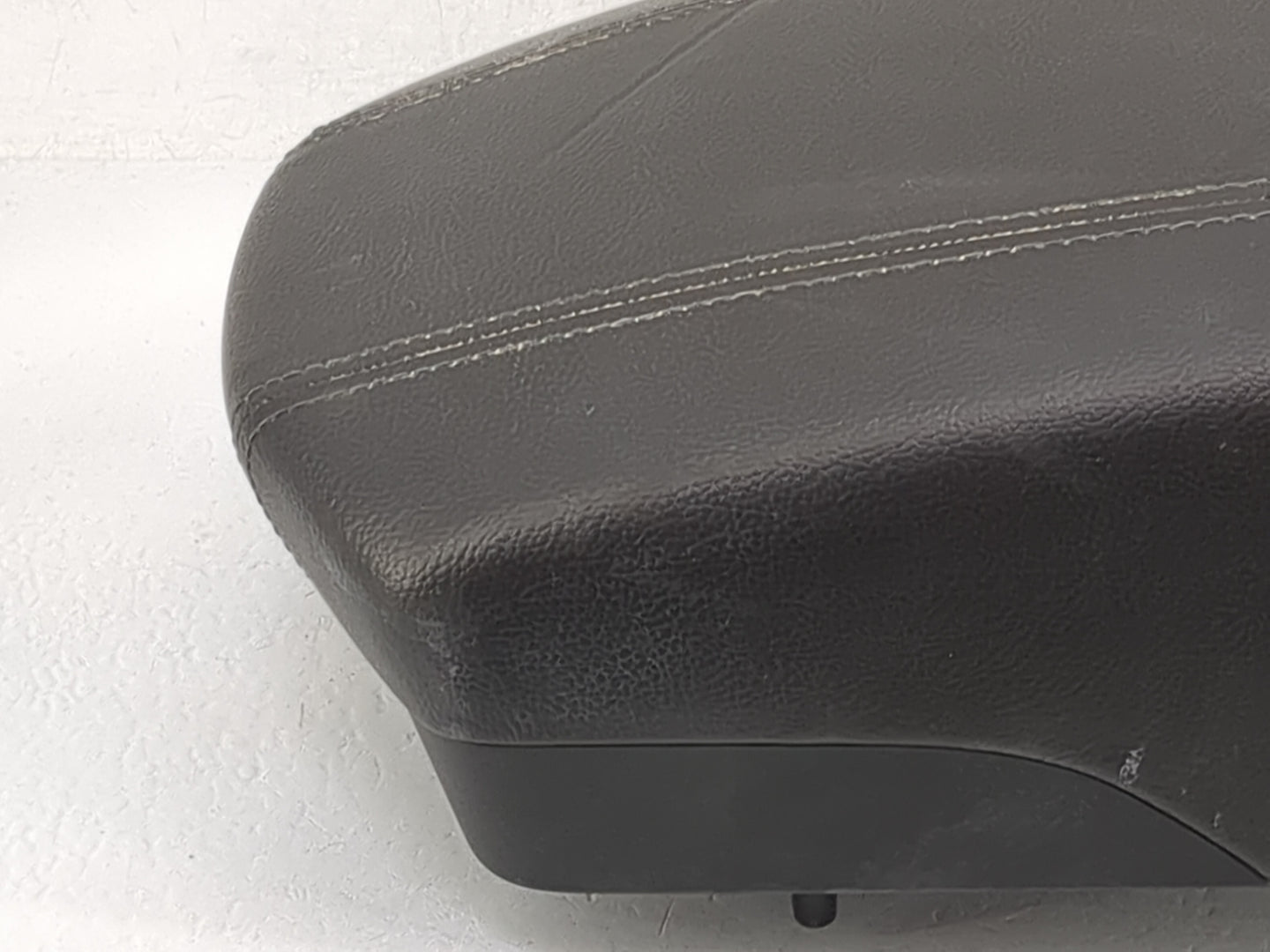 2018 Hyundai Santa Fe Center Console Armrest Cover Lid P/N:52960-B82 Fits OEM Used Auto Parts - Oemusedautoparts1.com