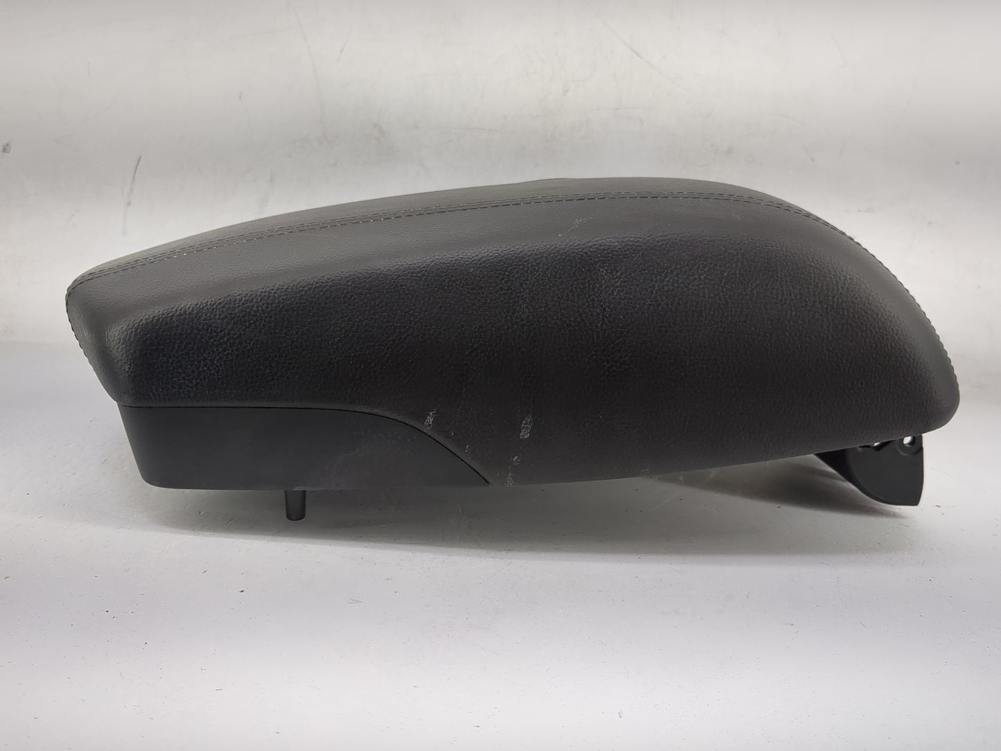 2018 Hyundai Santa Fe Center Console Armrest Cover Lid P/N:52960-B82 Fits OEM Used Auto Parts - Oemusedautoparts1.com