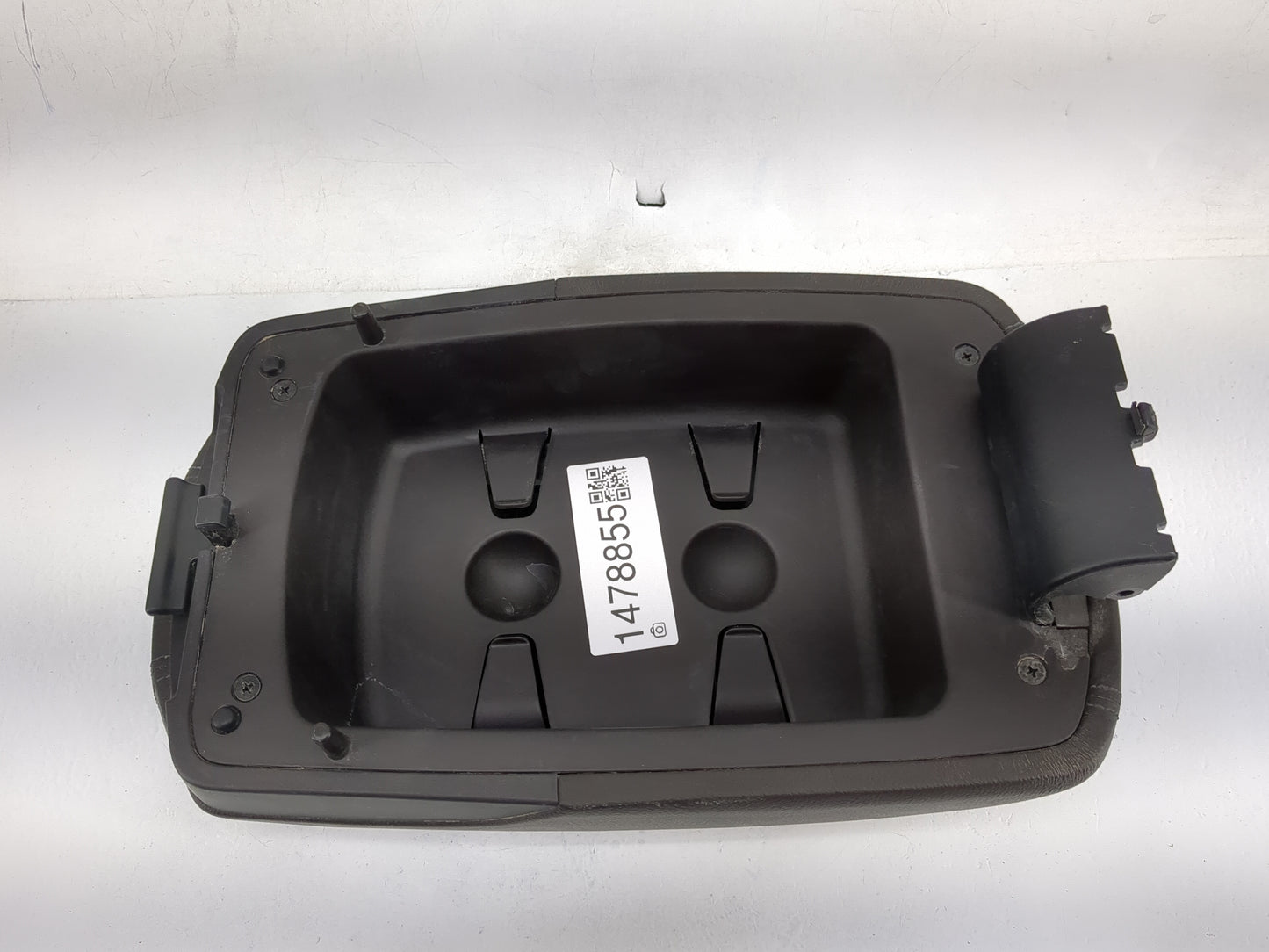 2018 Hyundai Santa Fe Center Console Armrest Cover Lid P/N:52960-B82 Fits OEM Used Auto Parts - Oemusedautoparts1.com