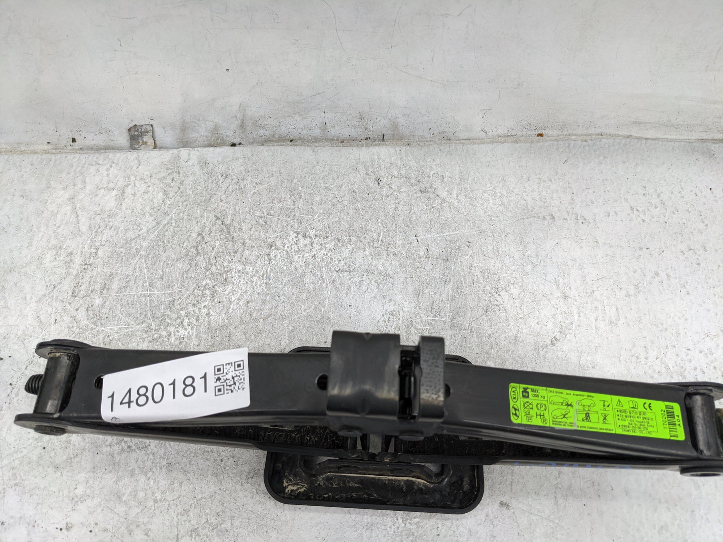 2018 Hyundai Santa Fe Spare Scissor Car Jack 1480181 - Oemusedautoparts1.com