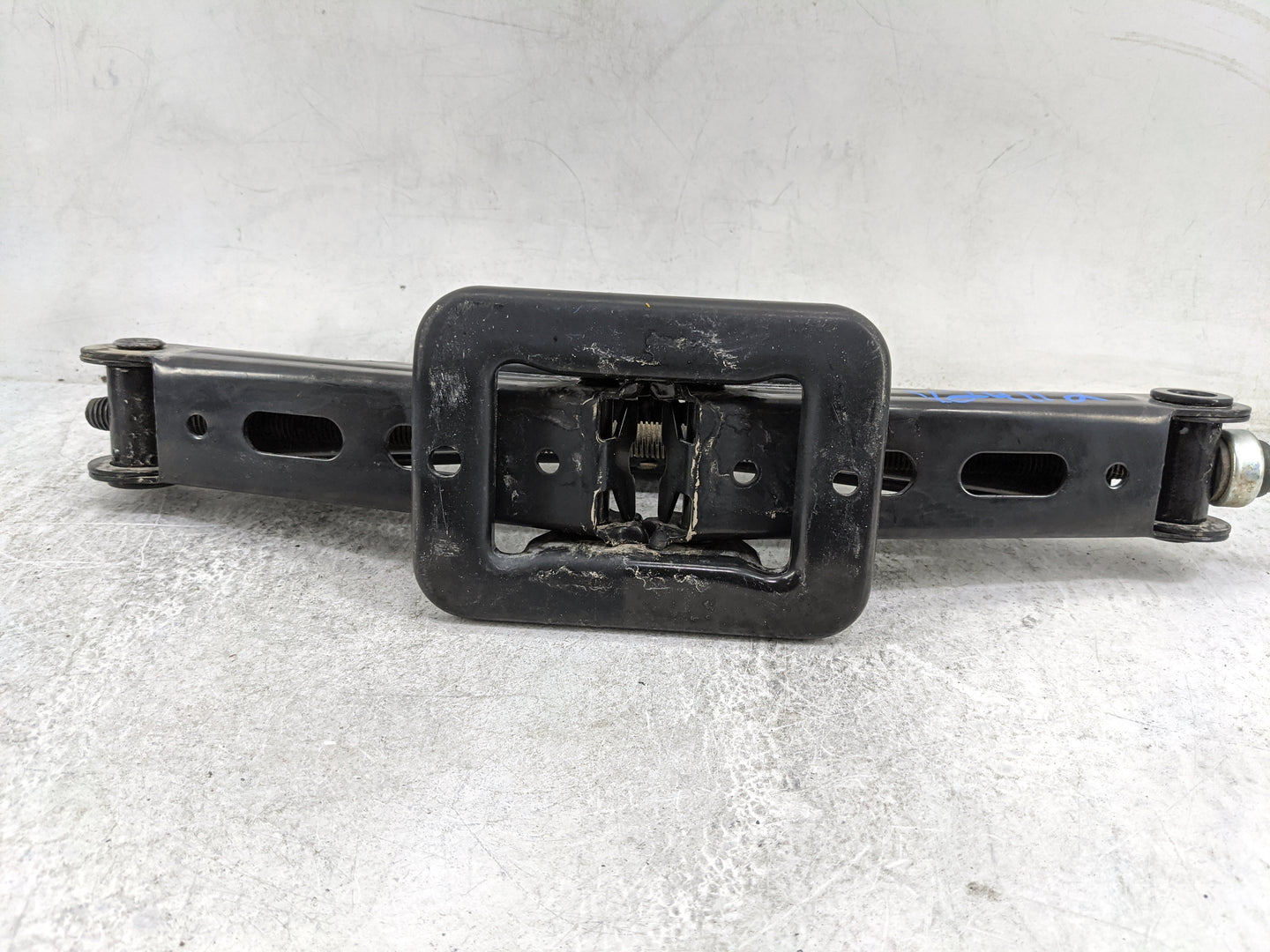 2018 Hyundai Santa Fe Spare Scissor Car Jack 1480181 - Oemusedautoparts1.com