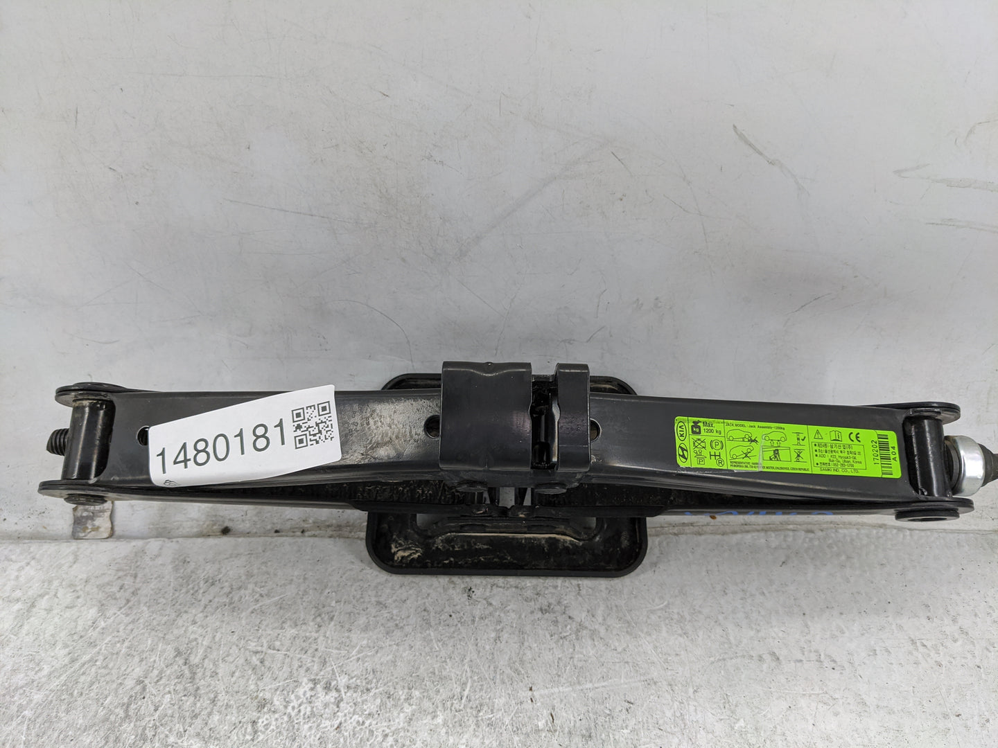 2018 Hyundai Santa Fe Spare Scissor Car Jack 1480181 - Oemusedautoparts1.com