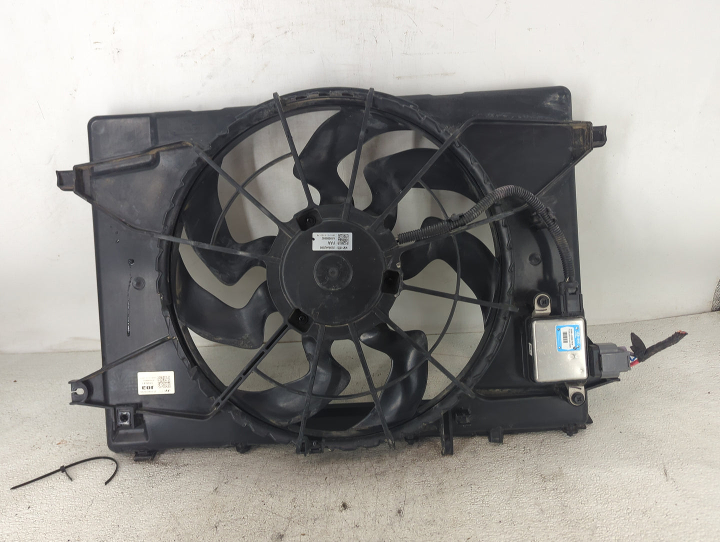 2018 Hyundai Santa Fe Electric Radiator Cooling Fan Motor Assembly P/N:25380-4Z000 25350-A2000, PA66-FA1 Fits OEM Used Auto 