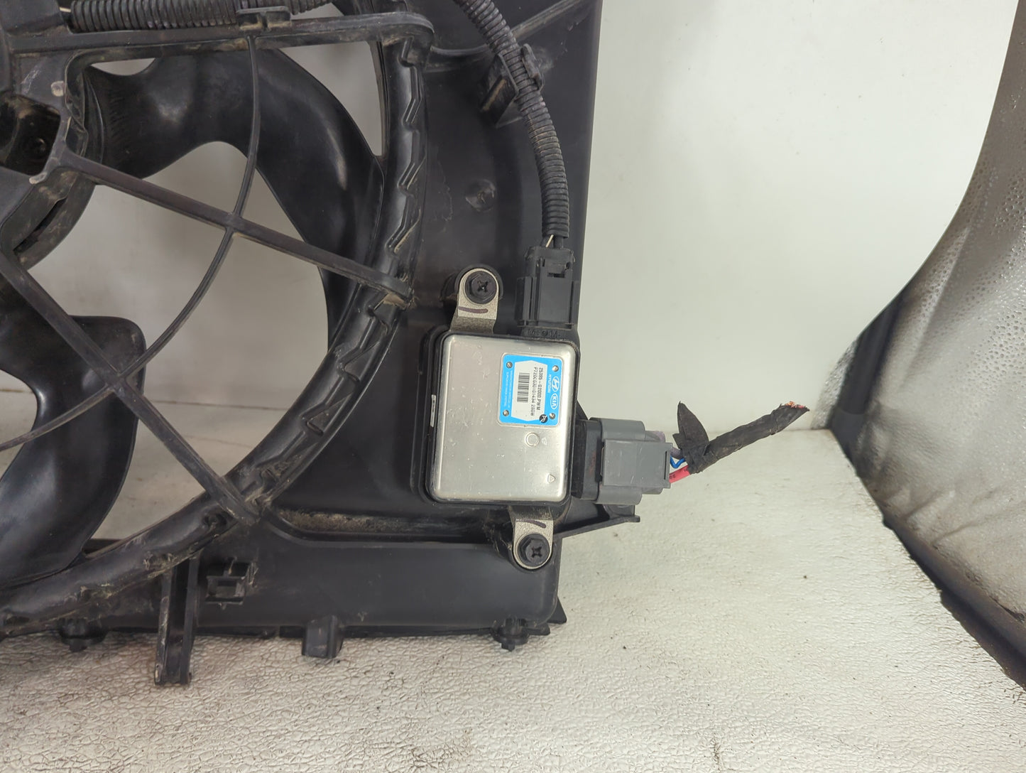 2018 Hyundai Santa Fe Electric Radiator Cooling Fan Motor Assembly P/N:25380-4Z000 25350-A2000, PA66-FA1 Fits OEM Used Auto 