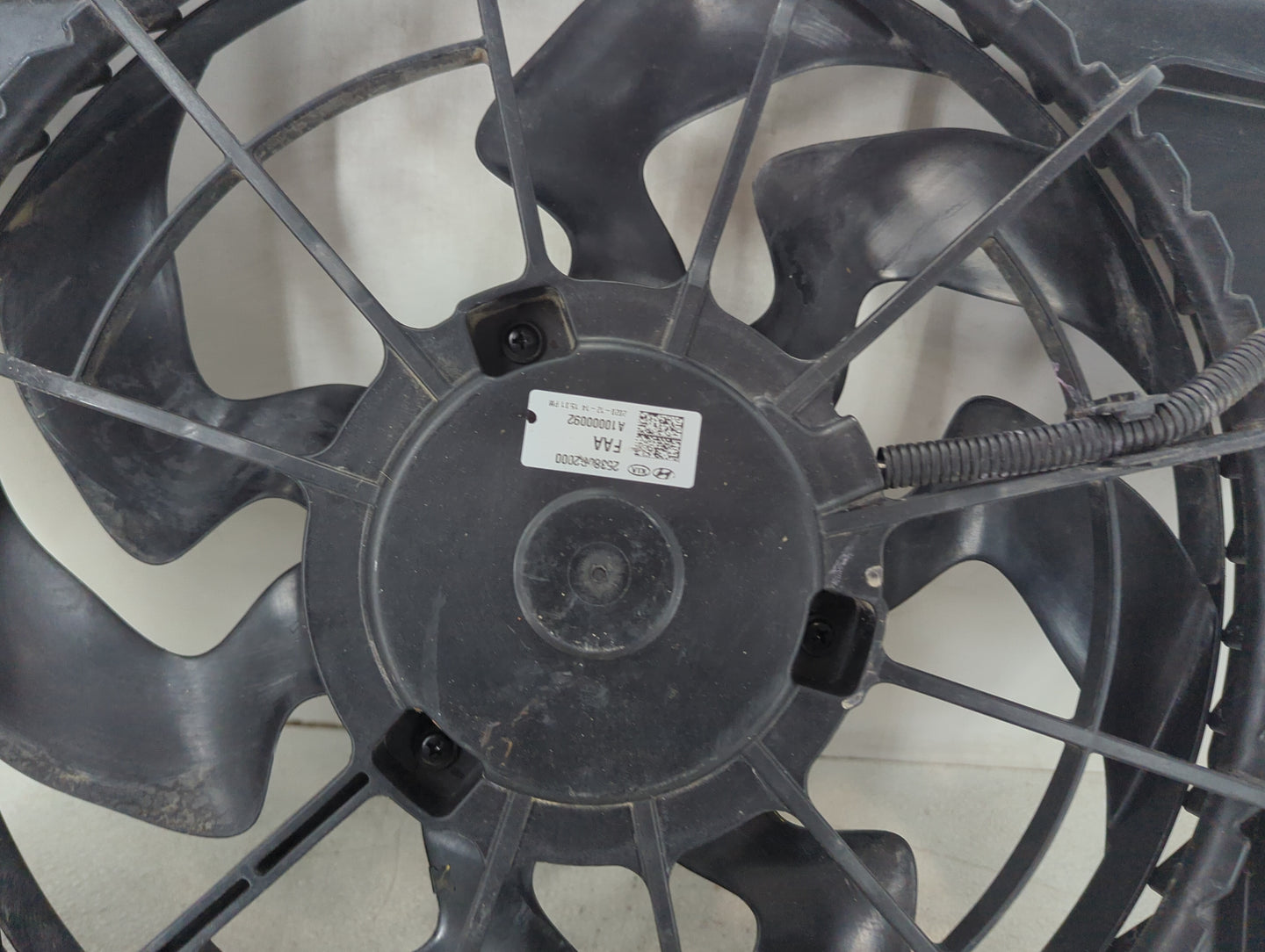2018 Hyundai Santa Fe Electric Radiator Cooling Fan Motor Assembly P/N:25380-4Z000 25350-A2000, PA66-FA1 Fits OEM Used Auto 