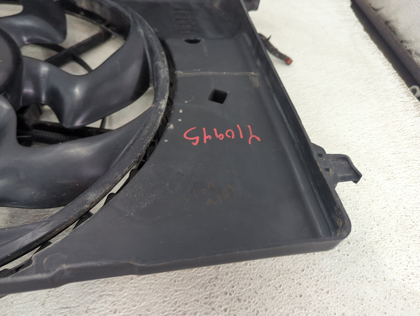 2018 Hyundai Santa Fe Electric Radiator Cooling Fan Motor Assembly P/N:25380-4Z000 25350-A2000, PA66-FA1 Fits OEM Used Auto 